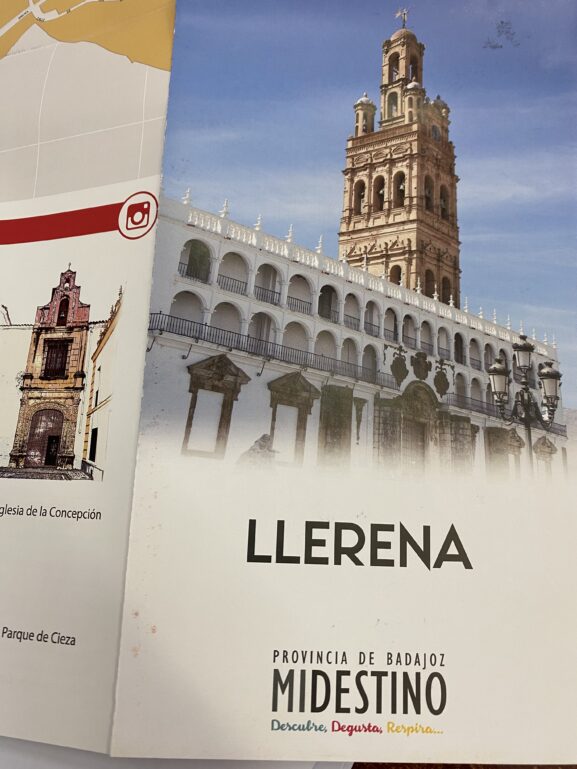 Portada del nuevo folleto de promoción turística de Llerena.