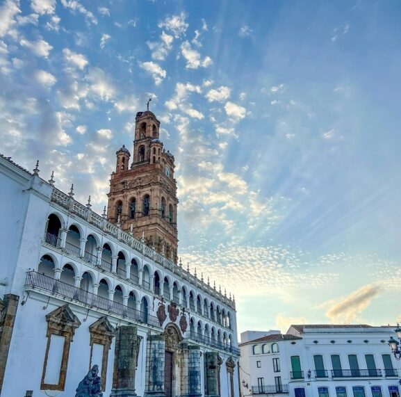 Fachada de la parroquia de Nuestra Señora de la Granada y Torre de Llerena.